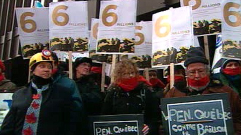 Une trentaine de manifestants ont protesté devant le palais de justice.