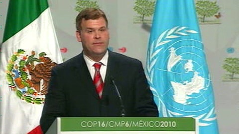 John Baird, prenant la parole devant l'assemblée plénière de la conférence de Cancun.