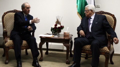 George Mitchell en discussion avec Mahmoud Abbas, mardi, à Ramallah.