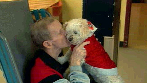 Une personne âgée avec le chien Marina