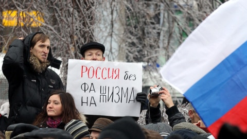 Un homme tient une affiche disant : « La Russie sans fascisme », lors d'une manifestation à Moscou, le 26 décembre 2010.