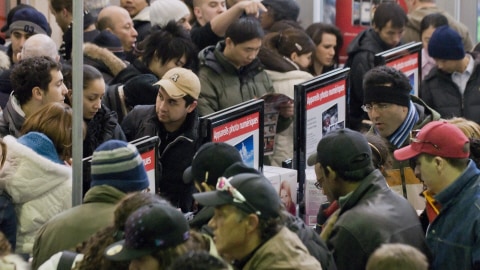 Des consommateurs profitent des soldes d'après Noël.