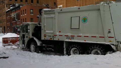 À New York, un camion à ordures transformé en déneigeuse de fortune, à son tour pris dans la neige