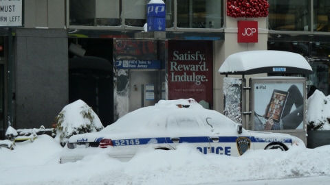 Une voiture de police sous la neige, à New York
