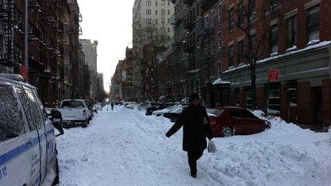 Une rue de New York enneigée