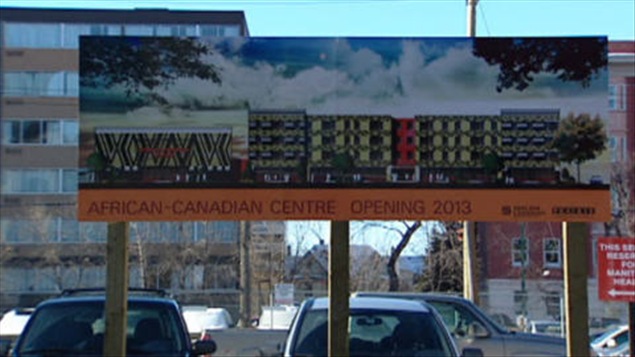 Un panneau annonce l'ouverture du centre communautaire en 2013.