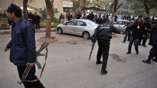 Les policiers sécurisent le périmètre où s'est produit l'assassinat de Salmaan Taseer.