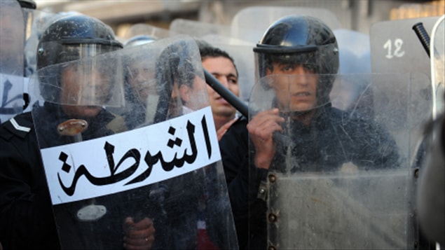 Des membres des forces de sécurité lors d'une manifestation à Tunis, le 27 décembre.