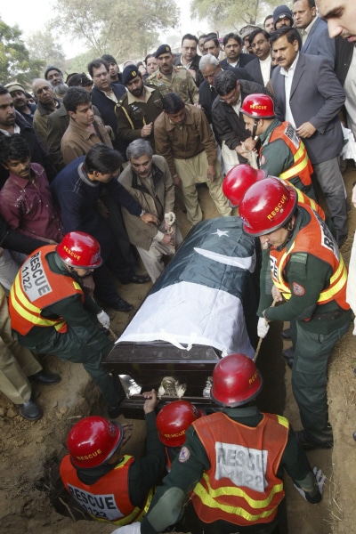Le cercueil de Salman Taseer est porté en terre.