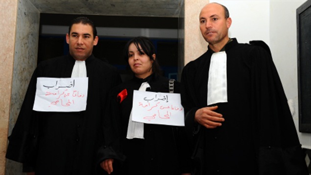 Un avocat et activiste des droits humains, M. Trifi, et des collègues avocats, en grève par solidarité avec mouvement de contestation à Sidi Bouzid.