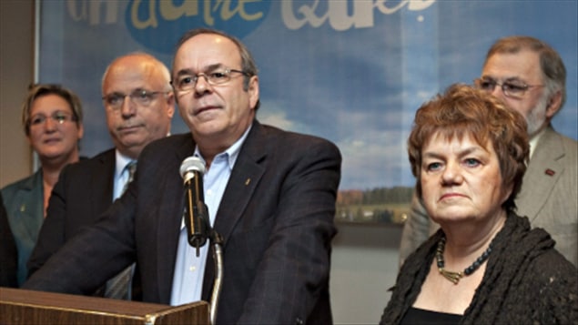 L'Alliance sociale avec Michel Arsenault au micro (FTQ), Réjean Parent à sa gauche (CSQ) et Claudette Carbonneau à sa droite (CSN)