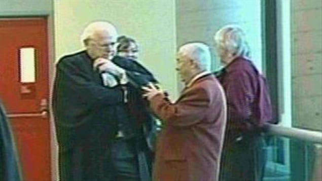 Deux citoyens de Shannon et leur avocat au palais de justice de Québec