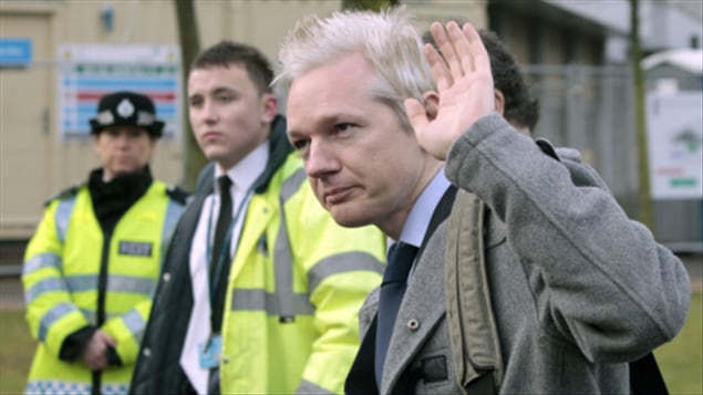 Julian Assange, à son arrivée au tribunal de Belmarsh.