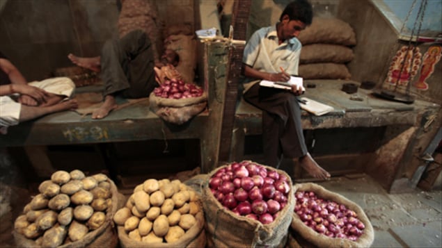 Un vendeur indien de légumes.