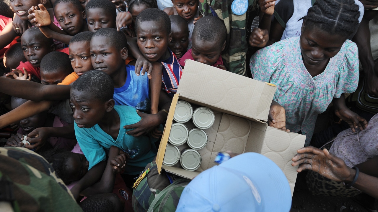 Des Haïtiens reçoivent des denrées alimentaires le 23 janvier 2010.