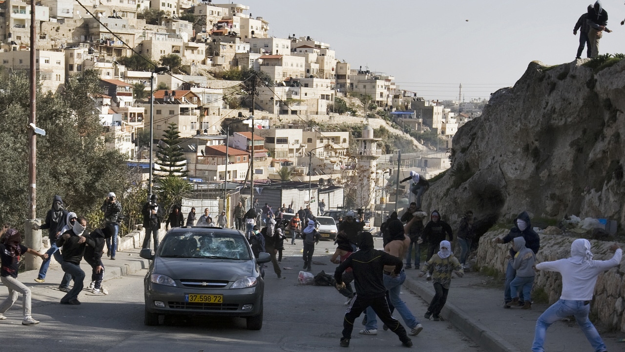 Des Palestiniens ont attaqué vendredi une voiture appartenant à des colons juifs dans un quartier arabe de Jérusalem-Est.