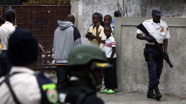 Un policier haïtien en patrouille à Port-au-Prince, en décembre.