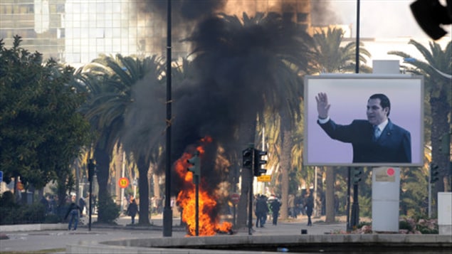 De la fumée s'élève dans le ciel de Tunis pendant des affrontements entre policiers et manifestants, le 14 janvier 2011.