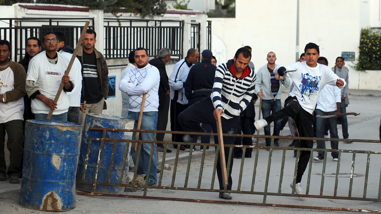 Barrage improvisé par des citoyens, à Tunis, pour se protéger du pillage