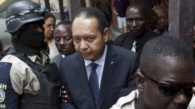 Jean-Claude Duvalier escorté par des policiers
