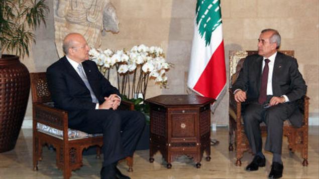 Le président libanais, Michel Sleimane (D), rencontre le premier ministre désigné Najib Mikati (G) le 25 janvier 2011.