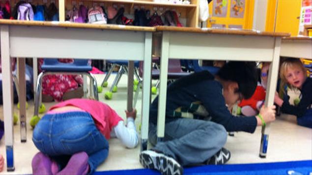écoliers lors d'un éxercice en cas de tremblements de terre