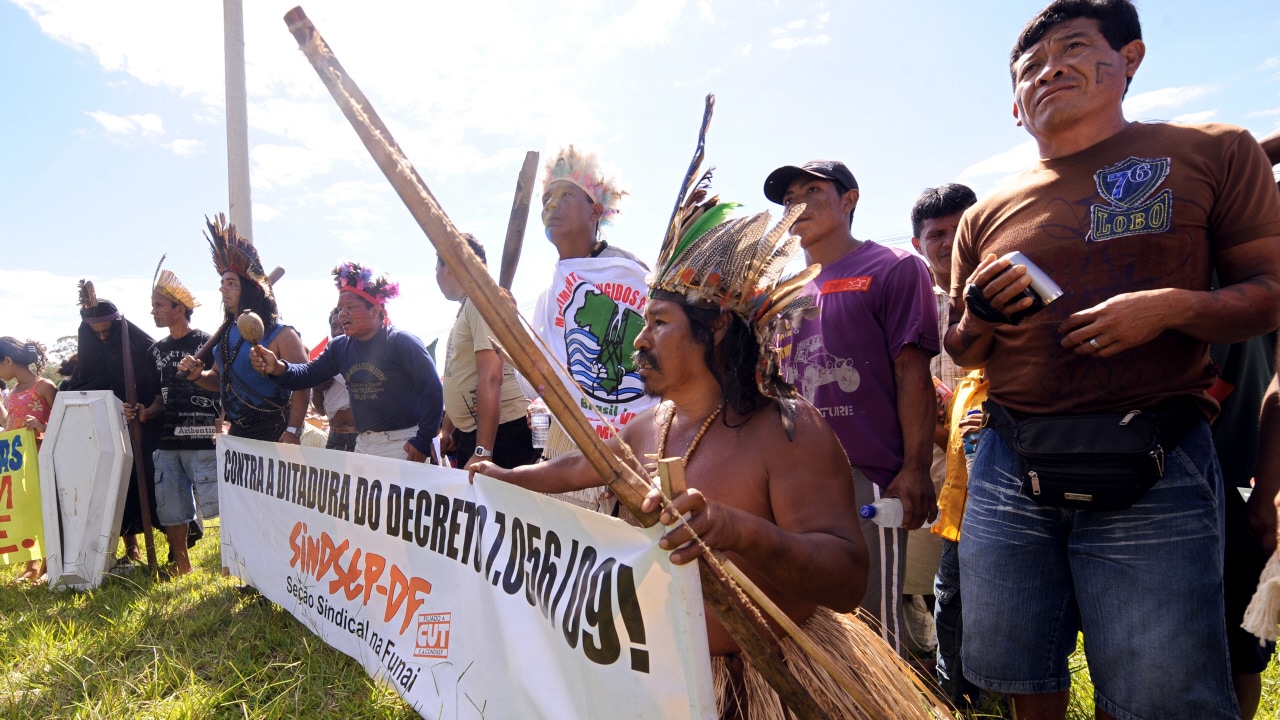 Des Autochtones brésiliens manifestent contre le projet de barrage en Amazonie.