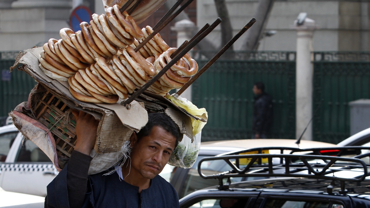 Un vendeur de bagels dans les rue du Caire en Égypte.