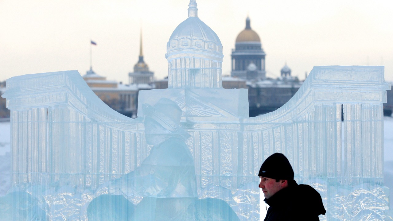 Une statue de glace à l'éfigie de la Cathérale Kazan, dans le centre de Saint-Pétersbourg.