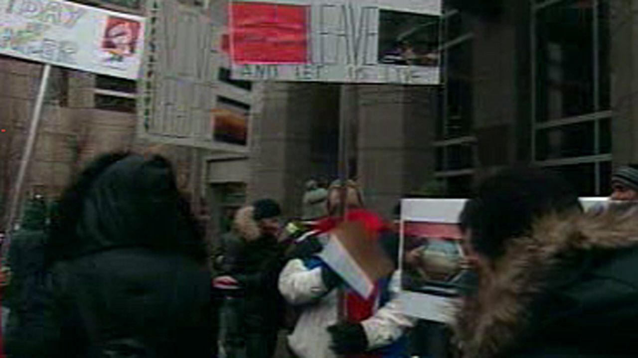 Une foule d'une centaine de personnes manifeste devant le consulat d'Égypte à Montréal.