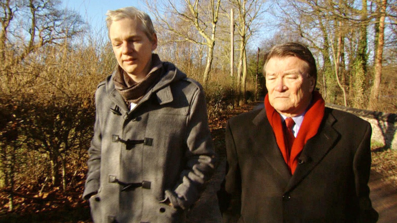 Julian Assange et le journaliste Steve Kroft de l'émission 60 minutes, près de Londres, le 30 janvier 2011