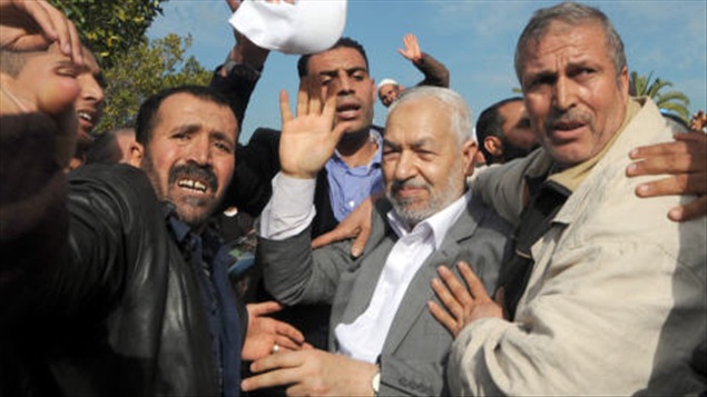 Rached Ghannouchi, le chef du mouvement islamiste tunisien Ennahda, à son arrivée en Tunisie, dimanche