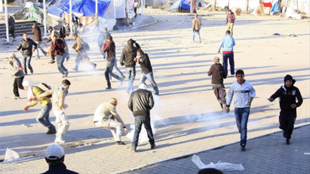 Manifestants et policiers s'affrontent à Tunis, le 28 janvier 2011.