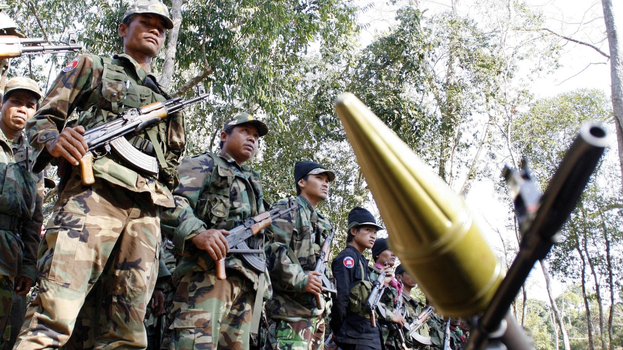 Des soldats cambodgiens montent la garde près du temple Preah Vhear.