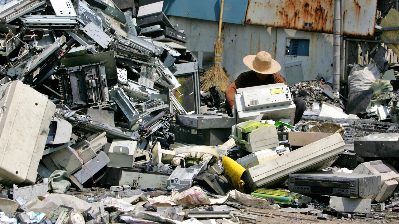 Des déchets électroniques dans un dépotoir en Chine, en mars 2006.