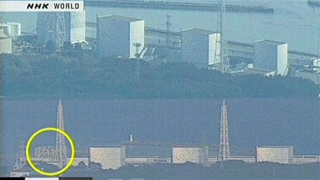 Image de la télévision japonaise NHK montrant deux photos de la centrale nucléaire Fukushima No. 1. Celle du bas montre que le toit et les murs du bâtiment ont été touchés. 