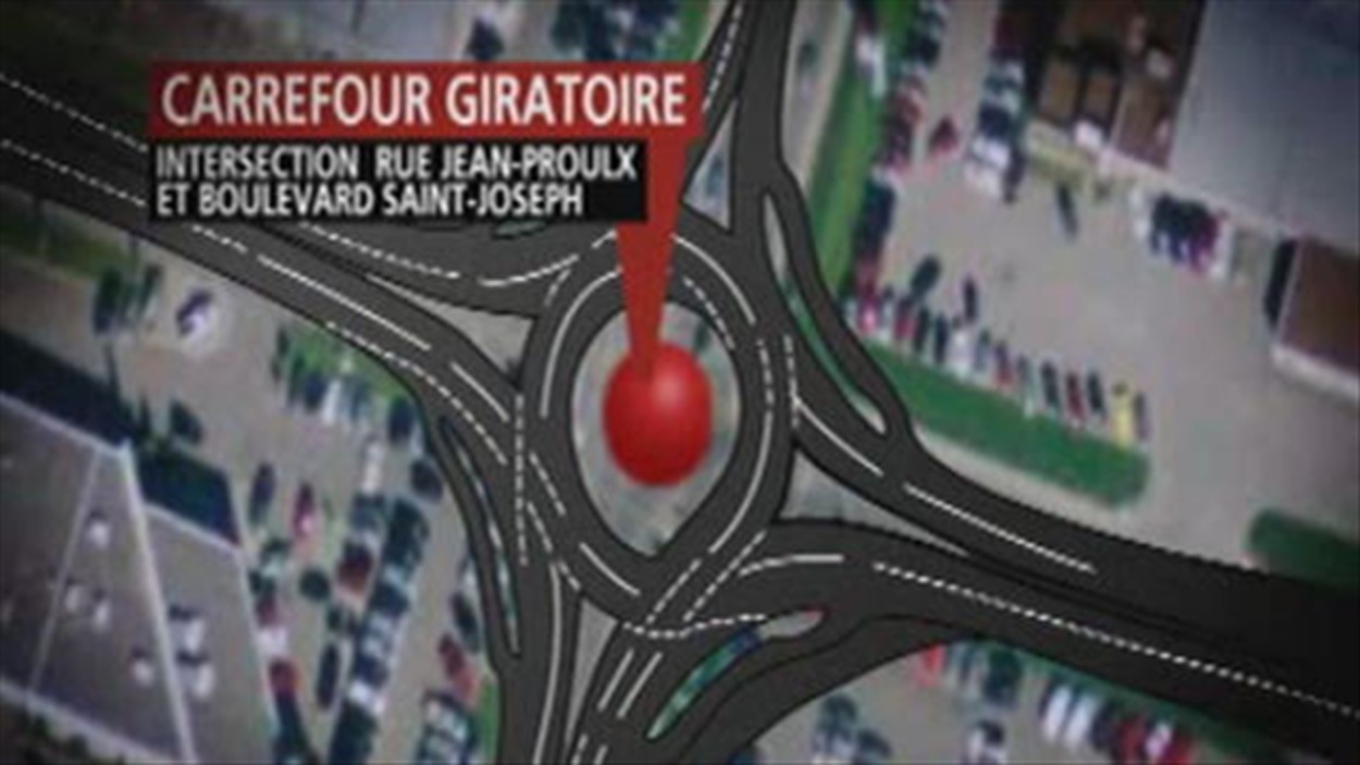 Un carrefour giratoire aux voies plus larges | Radio-Canada