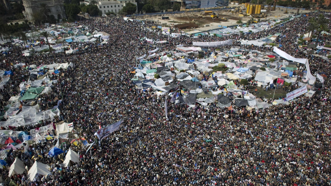 Les manifestants convergent vers la place Tahrir, vendredi, au 18e jour de protestation contre le régime Moubarak.