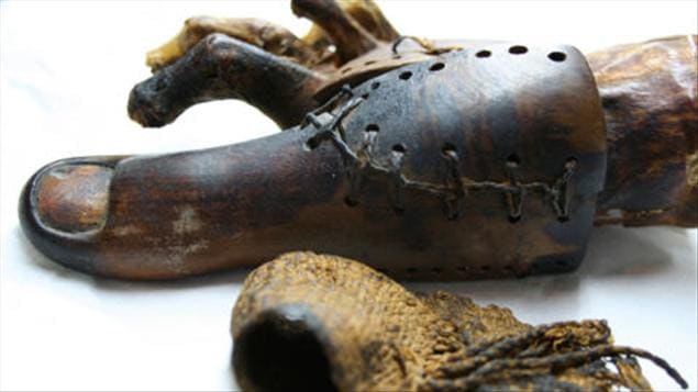 L'orteil artificiel trouvé sur une momie de femme près de Louxor, conservé au Musée égyptien du Caire