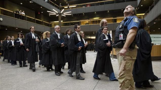 Des procureurs et des juristes ont tenu une manifestation silencieuse au palais de justice de Montréal, le 8 février 2011.