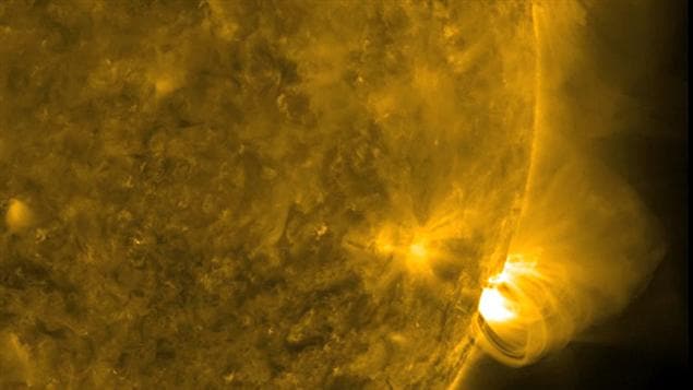 Cette image de la NASA montre la forte activité à la surface du Soleil ces derniers jours et les arcs électromagnétiques qui en découlent