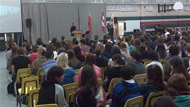 Le journaliste et cinéaste Alexandre Trudeau était de passage au Collège Louis Riel vendredi.