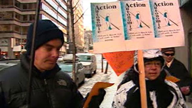 Manifestation d'Action Autonomie devant le bureau du ministre de la santé et des services sociaux Yves Bolduc.