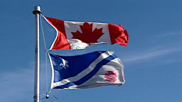 Les drapeaux canadien et franco-albertain
