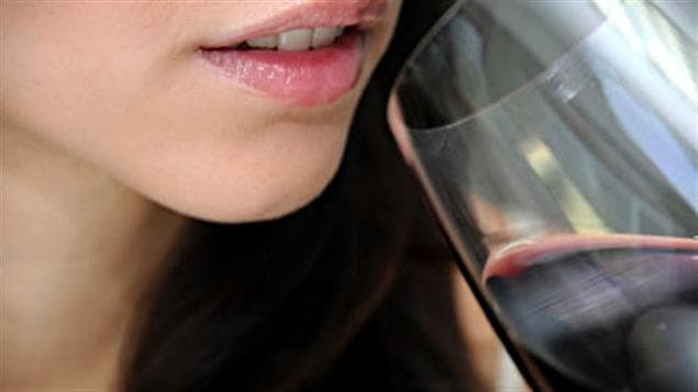 110223_s7600_femme-verre-alcool