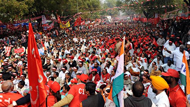 Des dizaines de milliers de personnes manifestent contre l'inflation à New Delhi le 23 février 2011