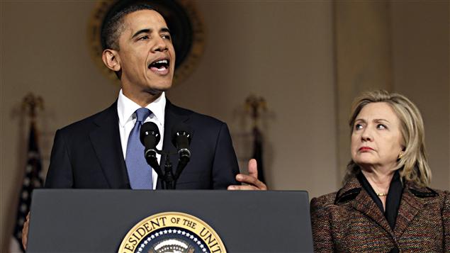Le président Barack Obama accompagné de la secrétaire d’État, Hillary Clinton, à la Maison-Blanche, le 23 février 2011.