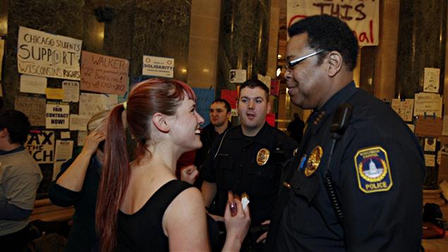 Un policier parle avec une manifestante à Madison, au Wisconsin, le 27 février 2011.