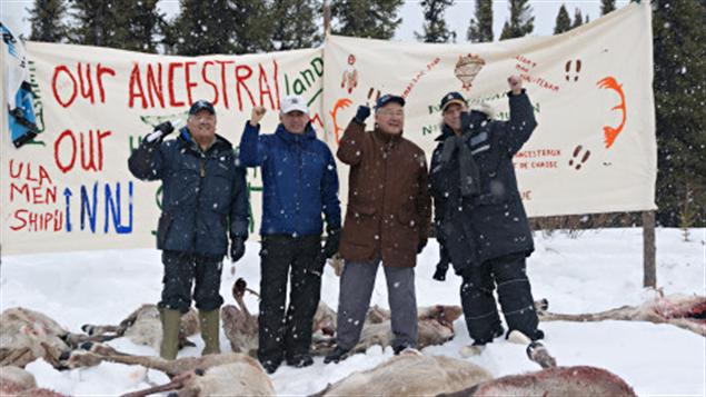 Jean-Charles Piétacho, chef d'Ekuanishit, Ghislain Picard, chef de l'Assemblée des Premières Nations du Québec et du Labrador, Georges-Ernest Grégoire, chef d'Uashat-Malioténam et Réal McKenzie, chef de Matimekush Lac-John, lors de l'expédition de chasse au caribou au Labrador en février 2010.
