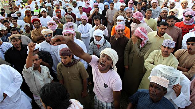 Quelque 700 personnes ont bloqué l'entrée du port de Sohar, deuxième en importance du sultanat d'Oman (28 février 2011)